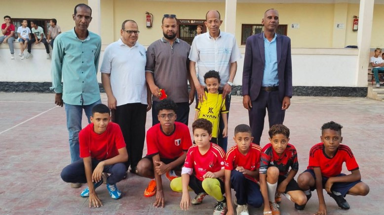 مدير المدرسة والطلاب