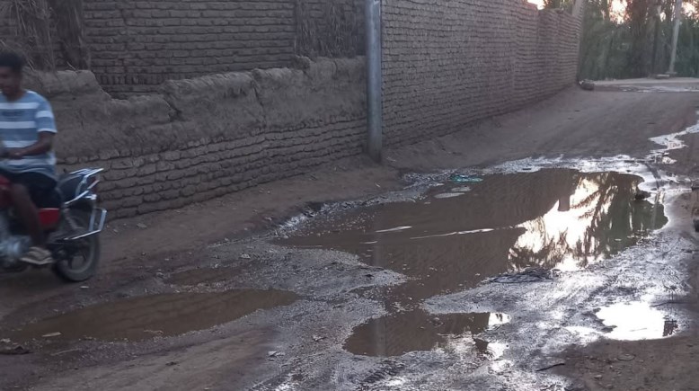 طفح صرف صحي بمدخل قرية العصارة في الأقصر
