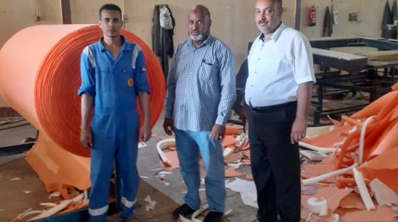 عمال بالمنطقة الصناعية 