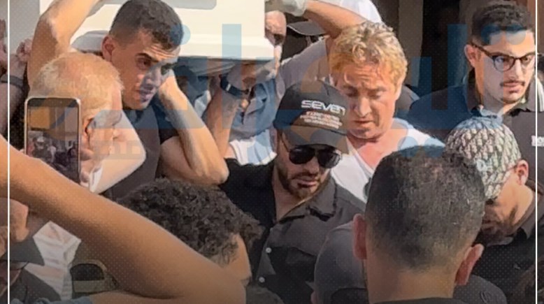 تامر حسني يحمل نعش والده