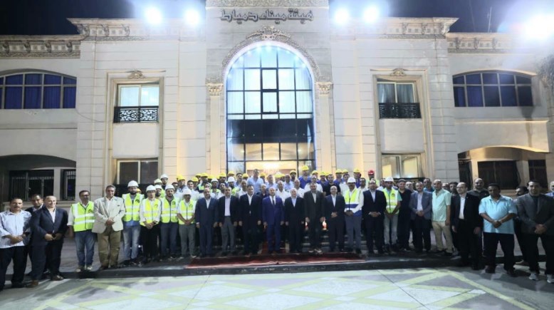 الفريق كامل الوزير يشكر أبطال إنقاذ سفينتي التغويز والتخزين بميناء دمياط