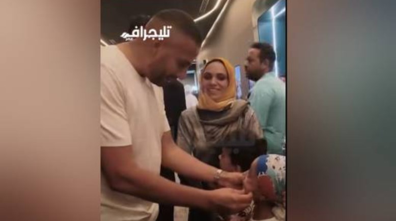 عصام السقا مع طفلة محاربة للسرطان