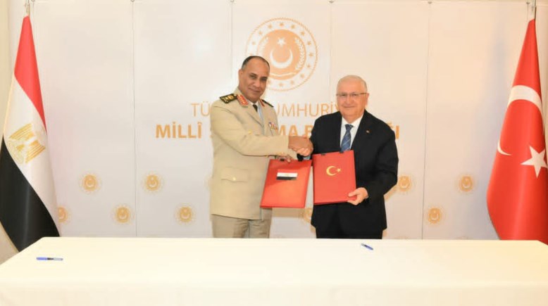 الفريق أشرف سالم زاهر وزير الدفاع