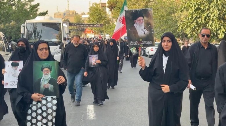 إيرانيون يتوافدون إلى المصلى الكبير في طهران لحضور مراسم تشييع خامنئي