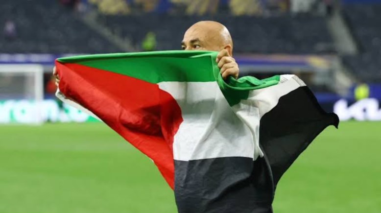 حسام حسن يرفع علم فلسطين بعد فوز منتخب مصر على أستراليا