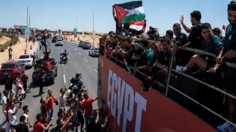 منتخب الفراعنة يرفع علم فلسطين 