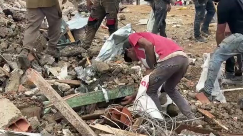  فنزويليون يبحثون عن الخردة بعد الزلازل المدمرة
