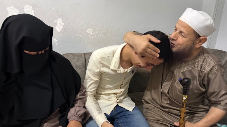 الطالب وجدة ووالدته 