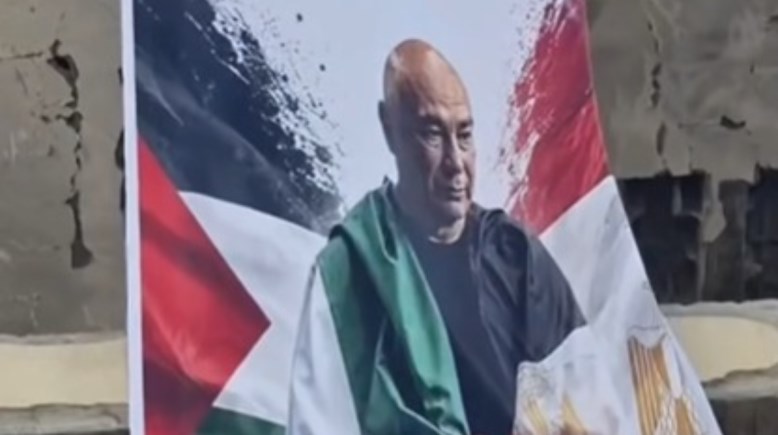 لافتة العميد حسام حسن بين الأنقاض في غزة