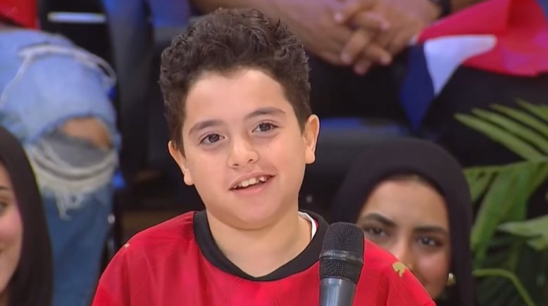 طفل يفاجئ حسام حسن ثقته وجرأته في برنامج منى الشاذلي