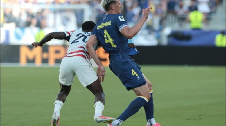 لقطة تدخل بالجون على لاعب البوسنة