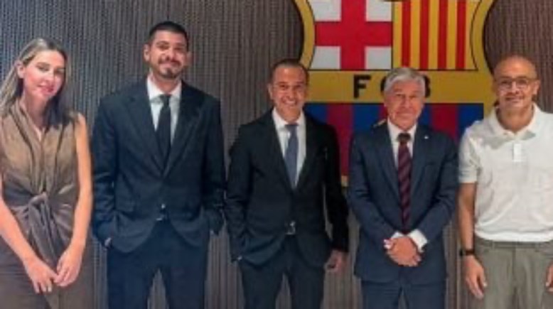 وفد الأهلي مع مسؤولي برشلونة