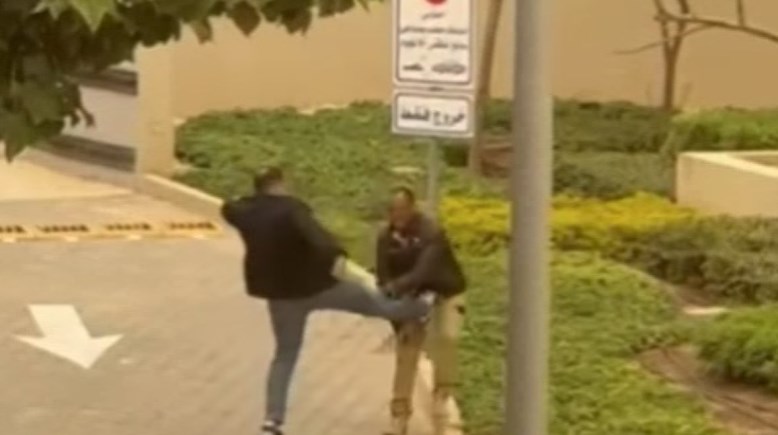 لحظة الاعتداء على فرد الامن