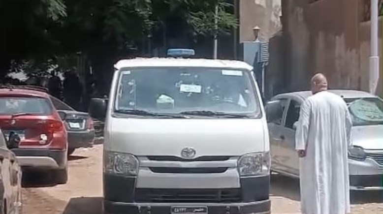 لحظة خروج جثمان الفنان الراحل أحمد جلال عبد القوي من مشرحة زينهم