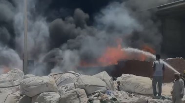  حريق ضخم داخل مصنع بمدينة 6 أكتوبر