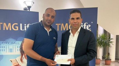 تسليم المكافأة لعامل الرحاب