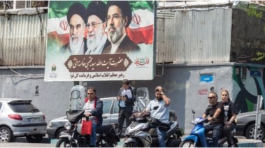 لافتة لزعماء إيران في شوارع طهران 