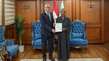 محافظ كفر الشيخ خلال تسليم عقود التقنين 