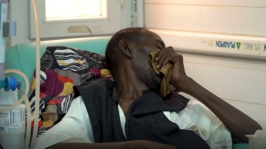 سوداني على جهاز غسيل الكلى