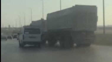 لحظة انحراف السيارة النقل على الميكرباص