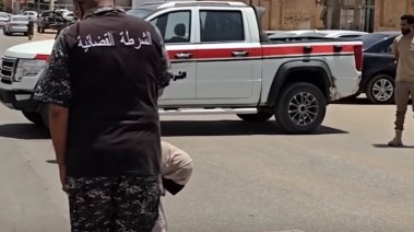 أثناء جلد السيدة في الشارع