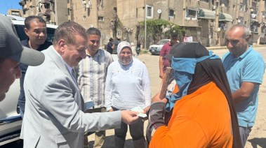 بين جولات المتابعة.. محافظ بورسعيد يتوقف لتحية سيدات يصنعن الجمال في صمت