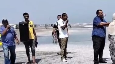 شرائط بلاستيكية لعزل البحر عن المصطافين ومكبرات الصوت لاخراجهم 