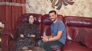 الصحفي محمد العبساوي مع السيدة أمينة الضحية 