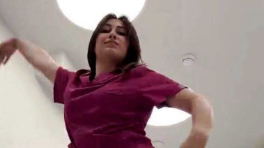 من هي الطبيبة الراقصة داخل عيادة؟