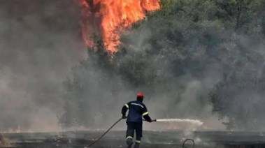 حريق ضخم في غابات اليونان وأومر بإخلاء السكان