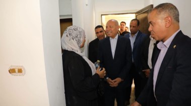 محافظ القاهرة يعوض عروسًا عن جهازها المفقود في حادث منشأة ناصر