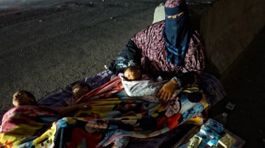 أم و3 أطفال يفترشون الطريق الدائري ليلًا