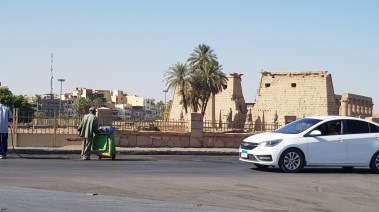 عامل نظافة يقوم بعمله 