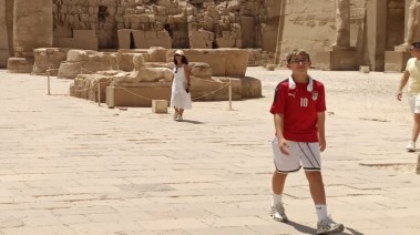 الفتى الانجليزى مرتديا تيشيرت محمد صلاح 