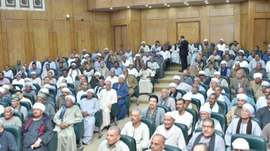 اجتماع داخل محافظة قنا مع المزارعين 