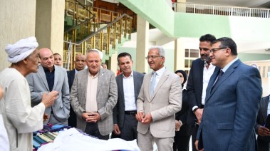 محافظ وزير الثقافة الأسبق فى معرض الحرف اليدوية