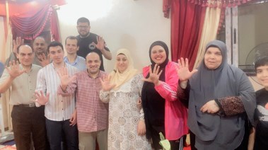صورة جماعية مع الطالب محمد 
