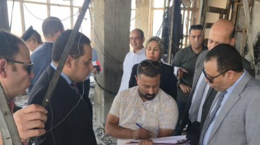 جانب من معاينة النيابة الإدارية لحريق عقار سوهاج