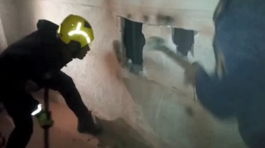 جانب من إنقاذ 3 أشخاص عالقين داخل مصعد بالإسكندرية