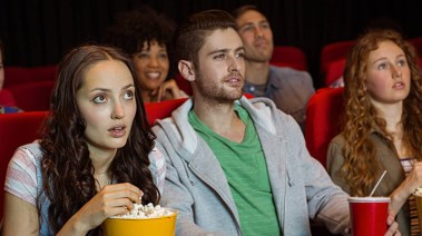 مشاهدة الجمهور لأحد الأفلام في السينما - صورة تعبيرية