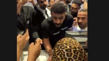 أحمد العوضي مع سيدة مسنة