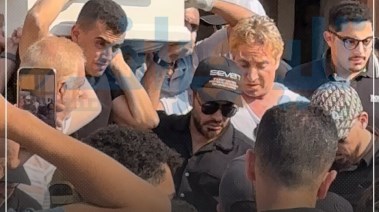 تامر حسني يحمل نعش والده