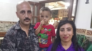 صورة الأم والاب مع الطفل 