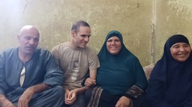 صورة أحمد مع والده ووالدته 