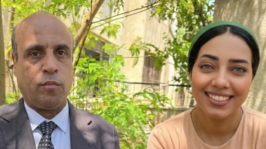 المجني عليها هدير بائعة الشاي- ومحاميها في لقطة أخرى