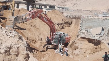 لقطة من مجهود الحفر لانتشال الضحايا 