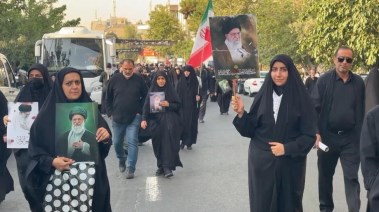إيرانيون يتوافدون إلى المصلى الكبير في طهران لحضور مراسم تشييع خامنئي