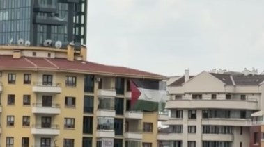  رفع علم فلسطين مقابل الفندق المقرر لإقامة ترامب في أنقرة