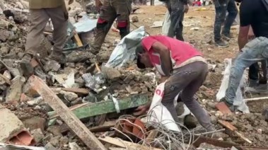  فنزويليون يبحثون عن الخردة بعد الزلازل المدمرة