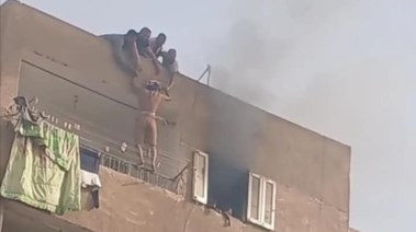 الشاب يوسف أثناء إنقاذة للاطفال 